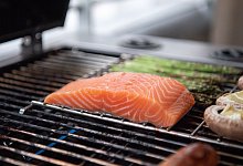 Lachsfilet auf einem Grillrost - Foto: Andrea Warnecke/dpa-tmn