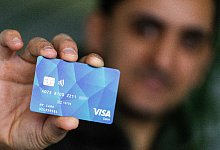 Neue Bezahlkarte für Geflüchtete - picture alliance/dpa