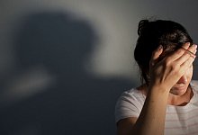 Frau fasst sich an die Stirn - Oliver Killig/dpa/dpa-tmn