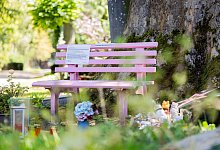 Rosa Bank von Dirk Bach auf Melatenfriedhof soll weg - Rolf Vennenbernd/dpa