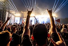 Festivalbesucher feiern beim Wacken Open Air - Axel Heimken/dpa/dpa-tmn