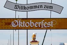 Aufbau Oktoberfest - Peter Kneffel/dpa