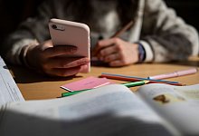 Handynutzung bei Kindern - Marijan Murat/dpa