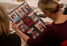 Plakat - Peter Kneffel/dpa