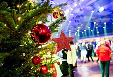 Weihnachtsschmuck hängt bei einer Weihnachtsfeier am Baum - Christoph Soeder/dpa/dpa-tmn