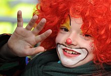 Kind als Clown verkleidet - Foto: Julian Stratenschulte/dpa