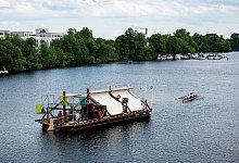 Das Schiff des documenta-Projekts &laquo;citizenship&raquo; wird vom Ruder-Club Tegelort &uuml;ber die Havel gezogen. - Fabian Sommer/dpa