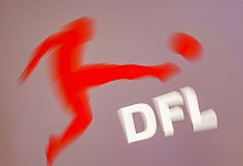 Das Logo der DFL ist auf einer Stellwand zu sehen (Aufnahme mit Dreheffekt). - Frank Rumpenhorst/dpa