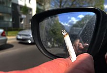 Rauchen im Auto - Paul Zinken/dpa