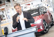 Habeck besucht VW-Werk in Emden - Sina Schuldt/dpa