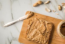 Erdnussbutter auf Brot - Christin Klose/dpa-tmn