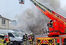 Lagerhalle in Solingen brennt - Gianni Gattus/dpa