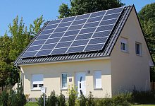 Einfamilienhaus mit Photovoltaikanlage auf dem Dach - Nestor Bachmann/dpa-tmn