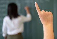 Lehrerin und Sch&uuml;ler - Marijan Murat/dpa/Symbolbild