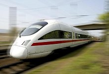 Der ICE zwischen Bielefeld und Hannover soll nach dem Willen der Koalition k&uuml;nftig 300 km/h fahren. Daf&uuml;r ist ein Neubau der Trasse unausweichlich. - picture alliance