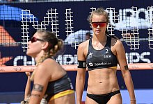 Svenja Müller (r) und Cinja Tillmann haben das Finale der Beach-Volleyball-DM erreicht. - Angelika Warmuth/dpa