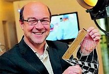 Theo Knepper freut sich &uuml;ber seinen Award. - FOTO: KRATO/ NW