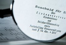 Den Steuerbescheid gut unter die Lupe nehmen - Foto: Franziska Gabbert/dpa-tmn