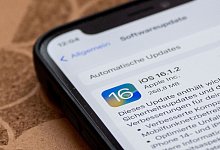 Smartphone mit iOS-Update-Icon - Zacharie Scheurer/dpa-tmn