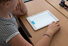 Sch&uuml;lerin mit Tablet - Steve Riot/Pixabay