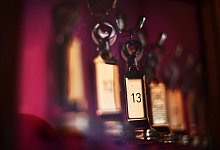 Hotelzimmerschlüssel mit der Nummer 13 - Jens Kalaene/dpa-Zentralbild/dpa-tmn