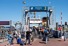 Reisende in Norddeich - Sina Schuldt/dpa