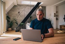 Arbeit am Laptop - Zacharie Scheurer/dpa-tmn