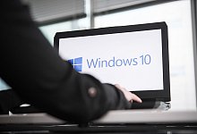 Person an einem Notebook mit Windows 10 - Robert Günther/dpa-tmn