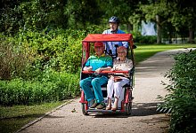 Alt-Bundespräsident Wulff fährt eine Malteser-Rikscha - Moritz Frankenberg/dpa