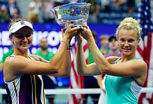 Barbora Krejcikova (l) und Katerina Siniakova jubeln mit der Trophäe über ihren Sieg. - Matt Rourke/AP/dpa