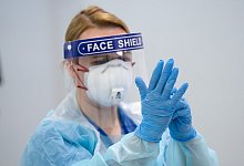 Schutzausr&uuml;stung - Foto: Jon Super/AP/dpa