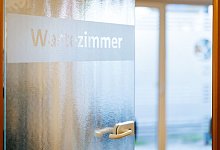 Wartezimmer in Hausarztpraxis - Daniel Karmann/dpa