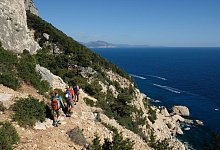 Einmal quert der Weg das Geröllfeld eines gigantischen Felssturzes. - Florian Sanktjohanser/dpa-tmn