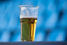 England: Alkoholkonsum bei Fu&szlig;ballspielen probeweise erlaubt - Bernd Thissen/dpa