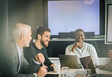 Eine Gruppe Kolleginnen und Kollegen arbeitet an Projekt - Zacharie Scheurer/dpa-tmn