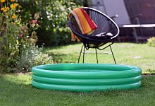 Ein Planschbecken steht in einem Garten - Conny Kurz/dpa-tmn