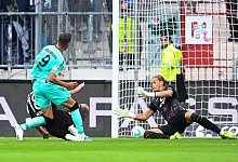 Paderborns Marvin Pieringer (l) trifft an St. Paulis Torwart Dennis Smarsch vorbei zum 1:0. - Daniel Bockwoldt/dpa