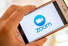 Smartphones und Rechner sind betroffen: Nutzerinnen und Nutzer sollten die aktuellste Zoom-Version installieren. - Zacharie Scheurer/dpa-tmn