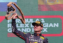 Verstappen mit der Siegertroph&auml;e. - Virginie Lefour/BELGA/dpa