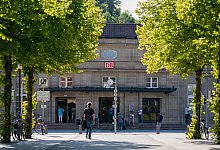 Blick auf den Haupteingang des Coburger Bahnhofs. Die Jury des Verkehrsb&uuml;ndnisses Allianz pro Schiene hat den Coburger Bahnhof zum "Bahnhof des Jahres 2022" gek&uuml;rt. - Nicolas Armer/dpa