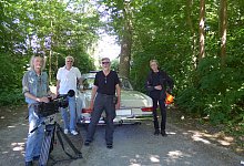 Norbert Kaase (v. l.) wurde beim Dreh mit Mercedes-Coup&eacute; von Peter Menge, Detlev Kupfernagel und Norbert Hartmann unterst&uuml;tzt. - privat