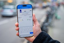 Ein Mann nutzt die App Kennzeichensammler auf einem Smartphone - Nico Tapia/dpa-tmn