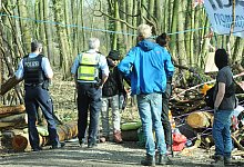 Beim Gang durch den besetzten Waldabschnitt wiesen zwei Polizeibeamte die Besetzer auf Gefahrenpunkte hin. Hervorstehende Äste könnten passierende Radfahrer verletzen, erklärten sie. - Heiko Kaiser