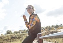 Eine Frau isst einen Apfel - Christin Klose/dpa-tmn