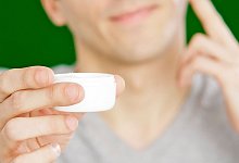 Ein Mann nutzt einen Aftershave-Balsam - Monique W&uuml;stenhagen/dpa-tmn