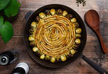 Eine Schupfnudelpfanne auf einem Holztisch - Zucker&Jadgwurst/zuckerjagdwurst.com/dpa-tmn