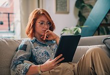 Eine Frau nutzt ein Tablet - Zacharie Scheurer/dpa-tmn