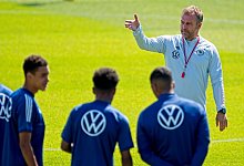 Kann mit 25 Akteuren f&uuml;r das Spiel gegen Italien planen: Bundestrainer Hansi Flick gibt beim Abschlusstraining Anweisungen. - Hans-Martin Issler/dpa