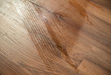 Schlieren auf einem Holzboden - Zacharie Scheurer/dpa-tmn