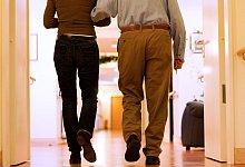 Zwei Menschen gehen einen Flur entlang - Klaus-Dietmar Gabbert/dpa-tmn